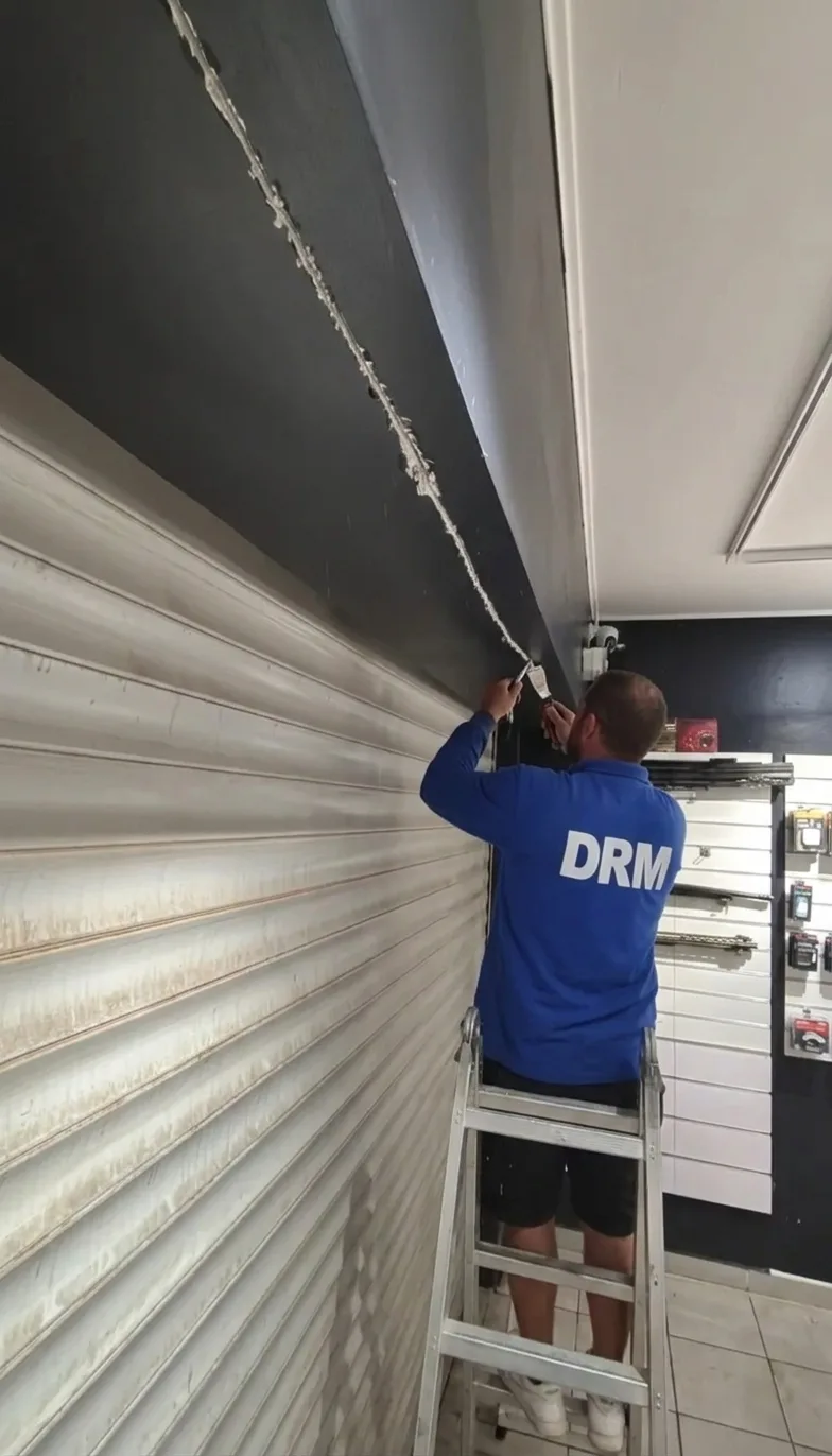 Rideau remis en service — Rideau métallique à Clichy Rideau remis en service — Rideau métallique à Clichy